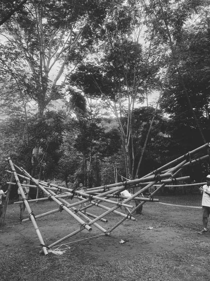 Estructura de bambú en construcción, en blanco y negro